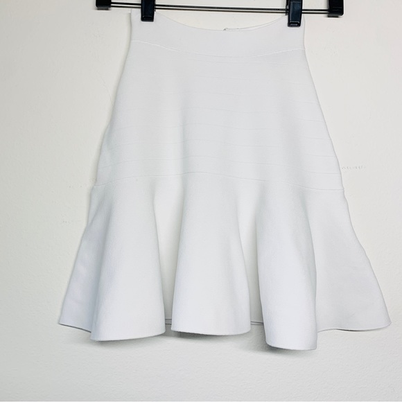Guess Bodycon Flounce Fit & Flare White Mini Skirt - Picture 3 of 8